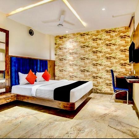 Hotel Vrindavan Prosperity Kültér fotó