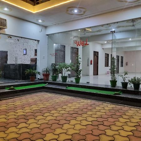 Hotel Vrindavan Prosperity Kültér fotó