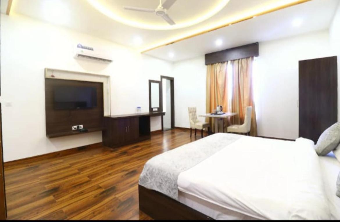 Hotel Vrindavan Prosperity Kültér fotó