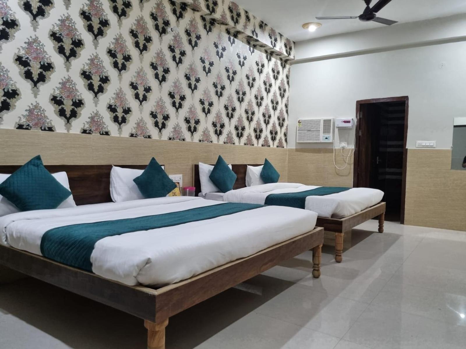 Hotel Vrindavan Prosperity Kültér fotó