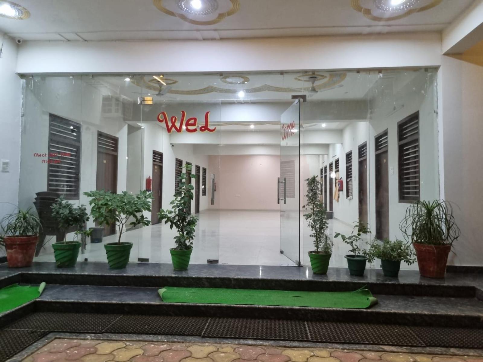 Hotel Vrindavan Prosperity Kültér fotó
