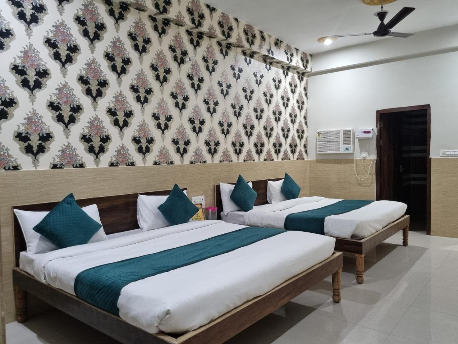 Hotel Vrindavan Prosperity Kültér fotó