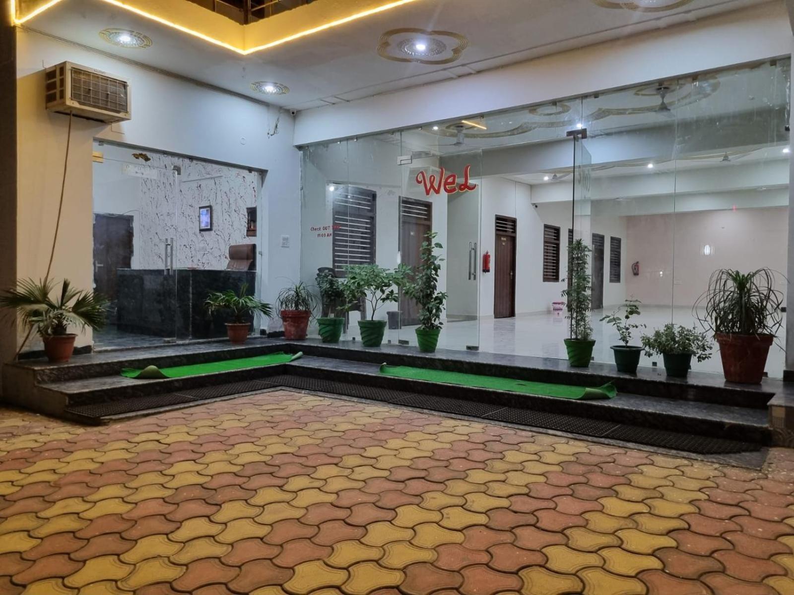 Hotel Vrindavan Prosperity Kültér fotó