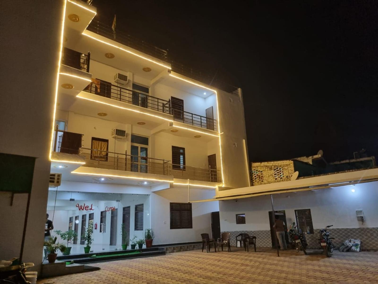 Hotel Vrindavan Prosperity Kültér fotó