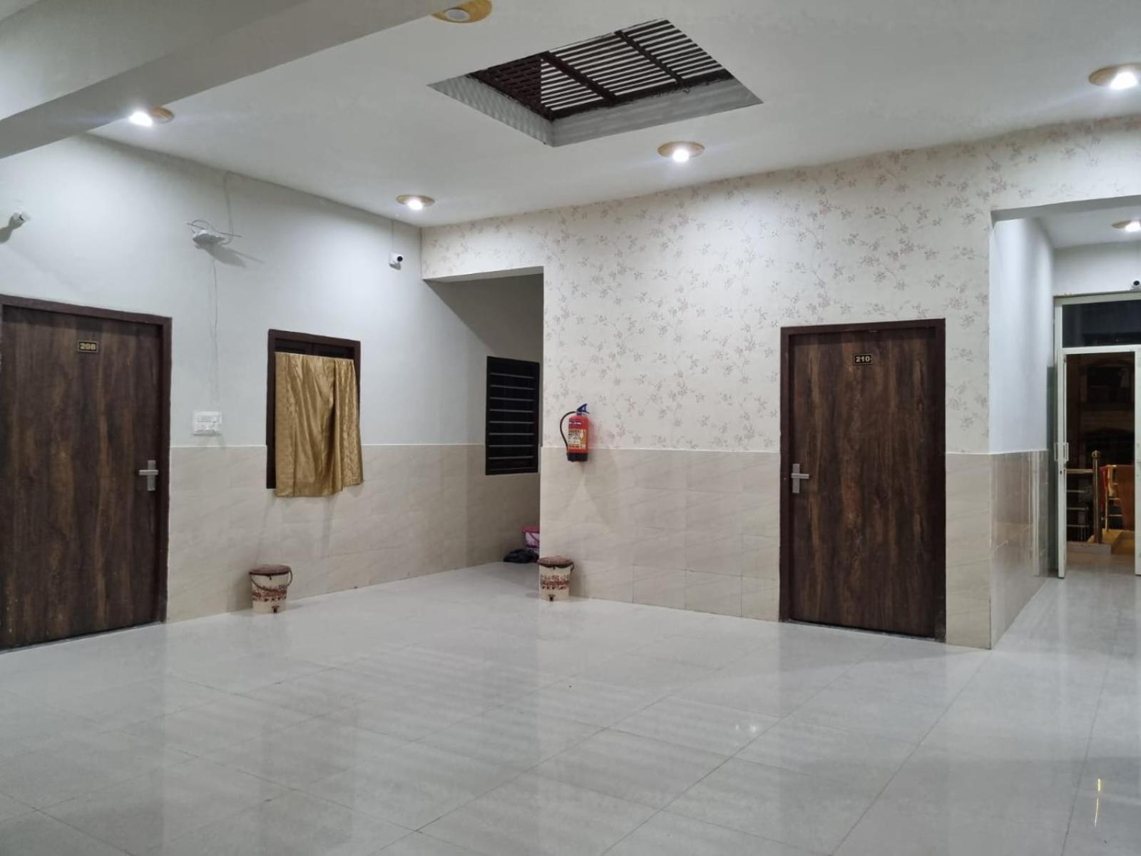 Hotel Vrindavan Prosperity Kültér fotó