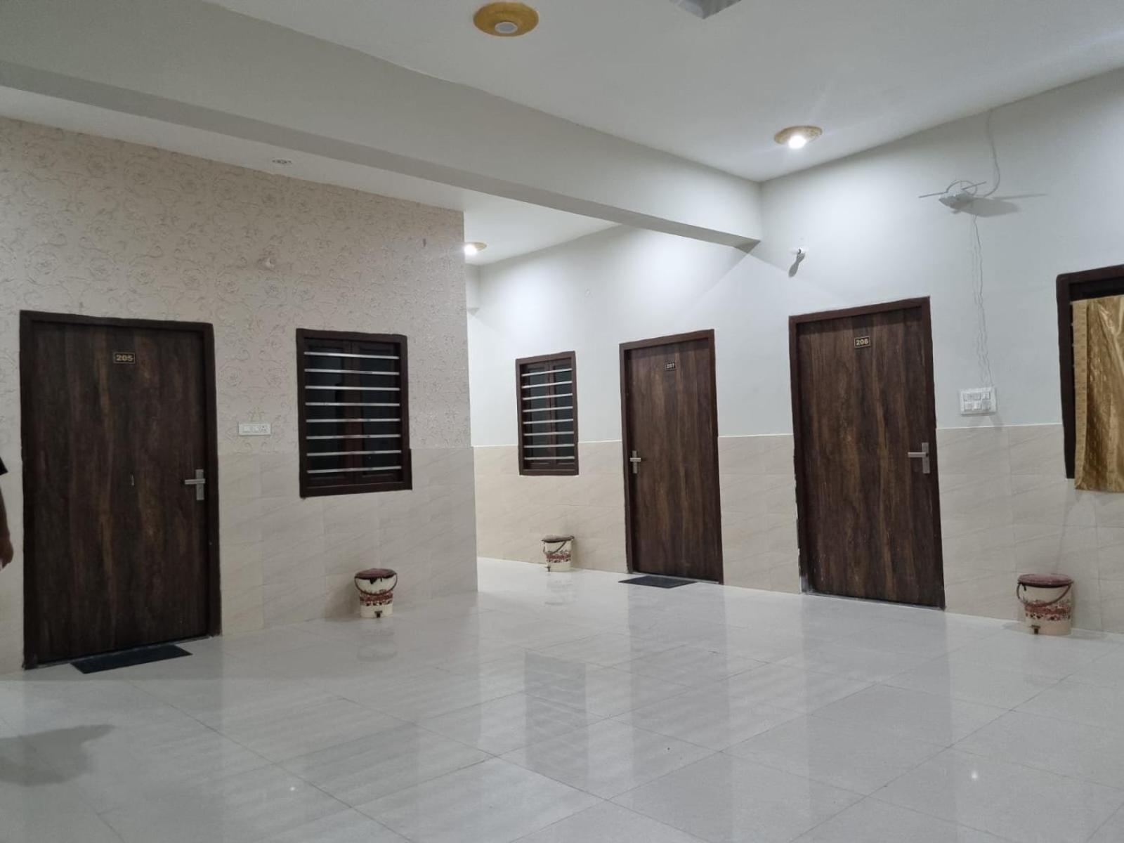 Hotel Vrindavan Prosperity Kültér fotó